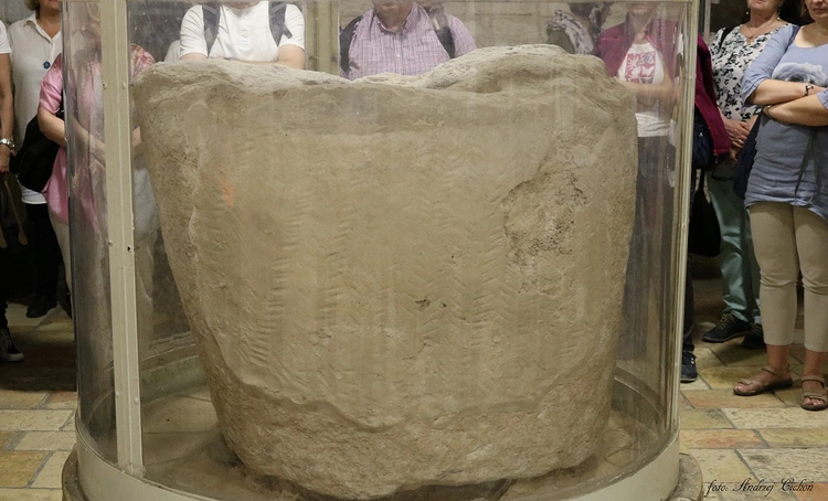 Zdjęcie autentycznej stągwi kamiennej z Kany Galilejskiej