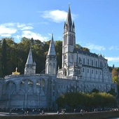 Francuzi odkrywają Lourdes. Sanktuarium odwiedził prezydent Macron