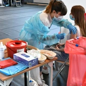 Sejm za wzrostem nakładów na zdrowie i karaniem atakujących personel punktów szczepień