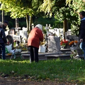 Minister zdrowia apeluje o noszenie maseczek na cmentarzach