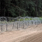 W rejonie Czeremchy białoruscy żołnierze zaczęli niszczyć tymczasową zaporę graniczną