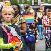 Francja: zakaz terapii konwersyjnych wobec osób LGBT uderzy przede wszystkim w rodziców