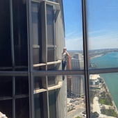 „Pro-Life Spiderman”. Mężczyzna wspina się na najwyższe budynki w proteście przeciwko aborcji