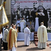 Warszawa: na trasie procesji Bożego Ciała jest ołtarz nawiązujący do pomocy uchodźcom