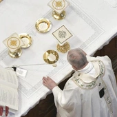 Papież Franciszek sprawujący liturgię Eucharystii