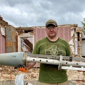 Pastor Sergiej Nakul w zniszczonym mieście na Ukrainie