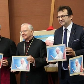 Nuncjusz Apostolski uczestniczył w prezentacji znaczka z okazji 10. rocznicy pontyfikatu papieża Franciszka