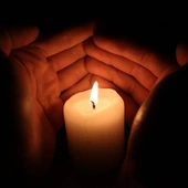 Świeca w dłoni, różaniec i serce gotowe do modlitwy. Nocne czuwanie ze św. Janem Pawłem II w Rzymie
