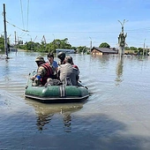 Ukraina: ewakuacja zalanych terenów pod regularnym ostrzałem wojsk rosyjskich