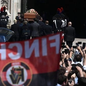 Włochy: tysiące ludzi uczestniczyło w uroczystościach pogrzebowych Silvio Berlusconiego