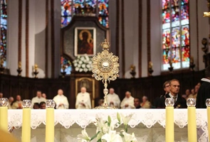 Encykliki Jana Pawła II: „Ecclesia de Eucharistia” — Eucharystia jako centrum życia Kościoła i każdego wierzącego