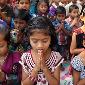 Dziś dzieci na całym świecie będą modlić się na różańcu, prosząc o pokój