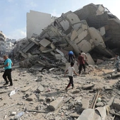 Strefa Gazy: z gruzów wyciągali rodzinne pamiątki, szukali pożywienia, wody i lekarstw