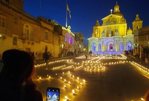 Tłok i gwar w drodze na Golgotę. Maltańczycy rozpoczęli tradycyjną pielgrzymkę „Siedmiu Wizyt”