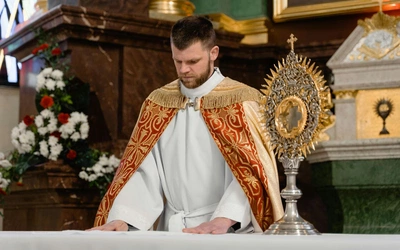 Adoracja eucharystyczna i osobista zachęta – dwa kluczowe czynniki budujące powołania kapłańskie