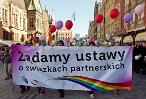 Prawie dwie trzecie Polaków chce wprowadzenia związków partnerskich, tylko 22 proc. za adopcją dzieci przez pary jednopłciowe