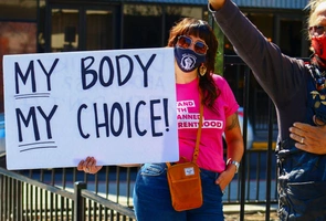 Aborcja bezpieczniejsza niż poród? Szkodliwy mit powtarzany od lat