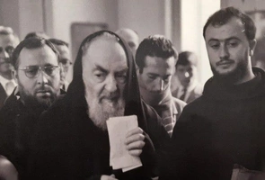 Nowe, niepublikowane dotąd zdjęcia ojca Pio na wystawie w Watykanie