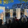 Pomnik Żołnierzy Niezłomnych odsłonięty we Wrocławiu: dziewięć postaci zatopionych w szklanych bryłach