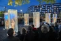 Pomnik Żołnierzy Niezłomnych odsłonięty we Wrocławiu: dziewięć postaci zatopionych w szklanych bryłach