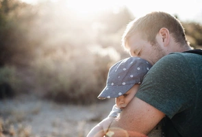 „Fajnie być tatą” – kampania społeczna zachęcająca do ojcostwa