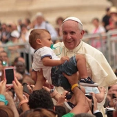 Papież apeluje o odważne wychowanie do obrony życia