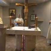 Biskup gliwicki z chorymi w Reptach