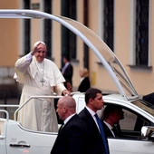 Papież w Carpi: bądźmy świadkami życia wskrzeszającymi nadzieję