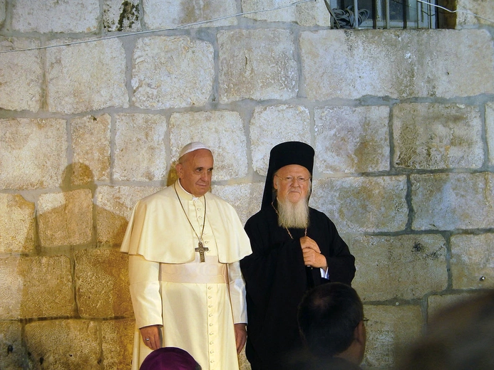 https://de.wikipedia.org/wiki/Datei:Pope_Franciscus_%26_Patriarch_Bartholomew_I_in_the_Church_of_the_Holy_Sepulchre_in_Jerusalem_(1).JPG