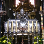 Trumna-relikwiarz ze szczątkami świętego
