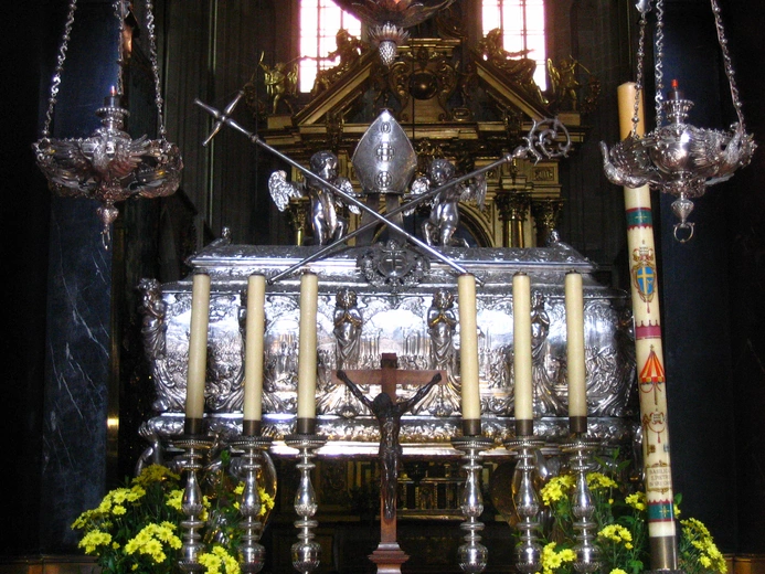 Trumna-relikwiarz ze szczątkami świętego
