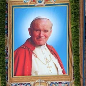 Pomnik św. Jana Pawła II w Tobolsku