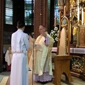 Biskup Jan Kopiec w gliwickiej katedrze z okazji Dnia Papieskiego