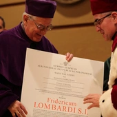 O. Federico Lombardi SJ doktorem honoris causa UKSW