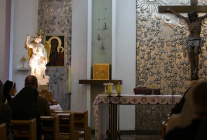 Warszawa: figura św. Michała Archanioła w Sekretariacie Konferencji Episkopatu Polski