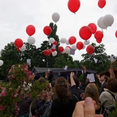 Kalwaria Zebrzydowska: biało-czerwone baloniki pofrunęły w niebo dla Niepodległej 