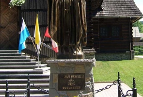 Pomnik Jana Pawła II w Groniu