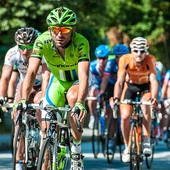 Tour de France w Lourdes, kolarze w Grocie Objawień
