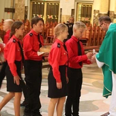 Licheń: Młodzi strażacy modlili się w licheńskiej bazylice