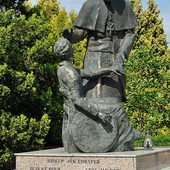 Kałków, Sanktuarium Matki Bożej Bolesnej Pani Świętokrzyskiej, pomnik biskupa Jana Chrapka