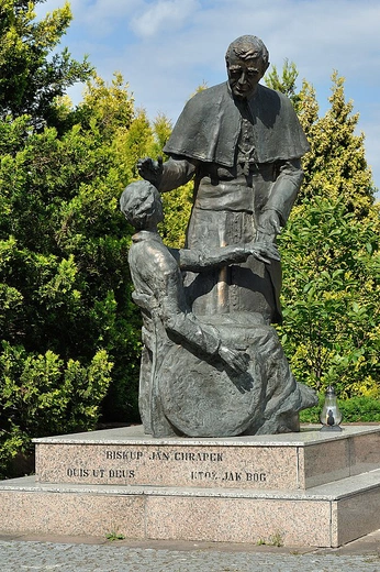 Kałków, Sanktuarium Matki Bożej Bolesnej Pani Świętokrzyskiej, pomnik biskupa Jana Chrapka