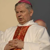 Bp Tomasik modlił się przy grobie św. Jana Pawła II