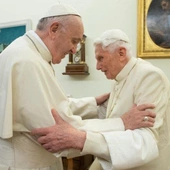 Kard. Müller: Papieża mamy jednego, Benedykt XVI tylko doradza