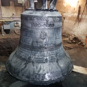 Dzwon Józef z Nazaretu, wydobyty z dołu odlewniczego, zaskoczył samych ludwisarzy precyzją odlewu zdobień