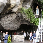 Papieski delegat dla Lourdes broni miejscowego biskupa