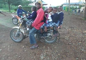 Szkolny autobus dla dzieci w Tanzanii