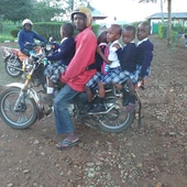 Szkolny autobus dla dzieci w Tanzanii
