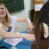 Tarnów: misjonarka z Kamerunu dziękuje za aparaty słuchowe