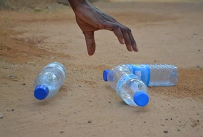 Wyb. Kości Słoniowej: nowe szkoły z plastikowych cegieł
