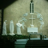 Ołtarz w kaplicy w Knock przedstawiający scenę objawienia